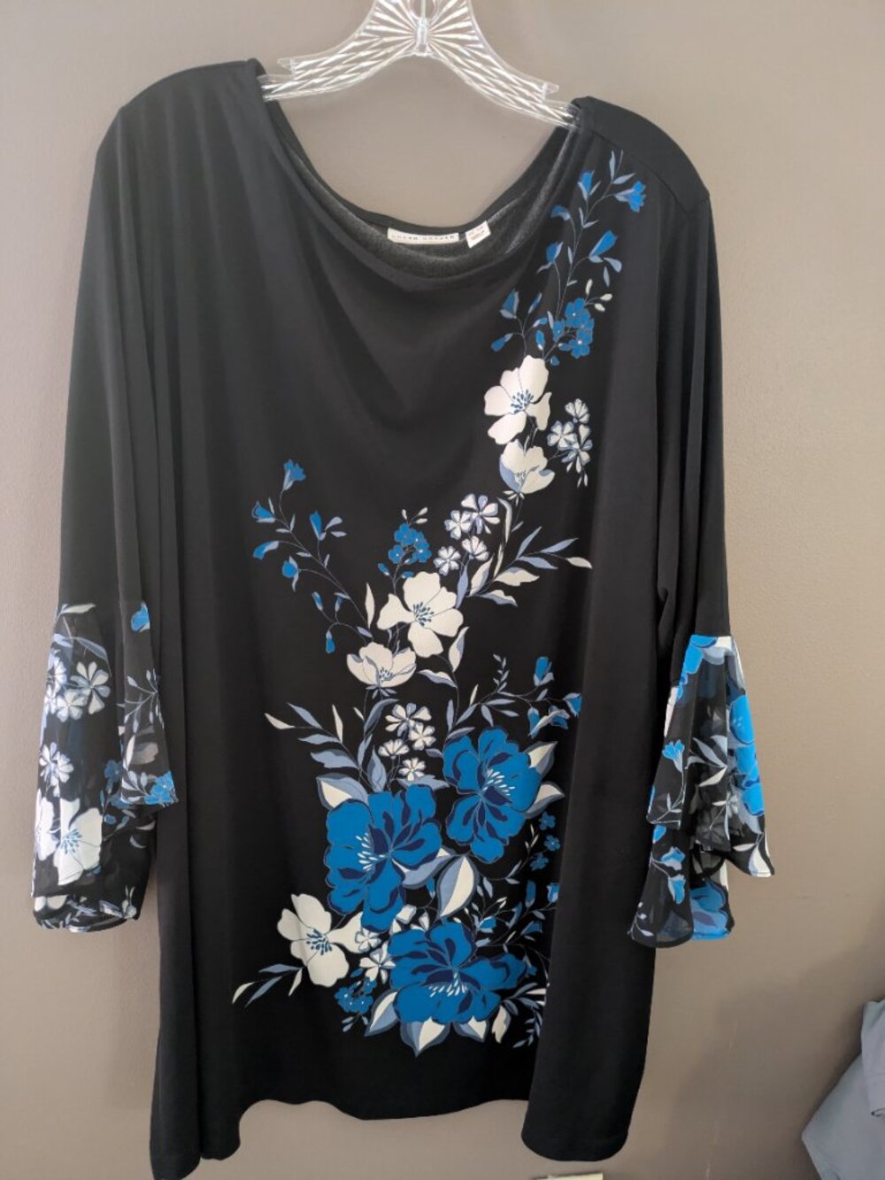 susan graver woman black blouse blue white floral with sheer bell sleeve 3X #883